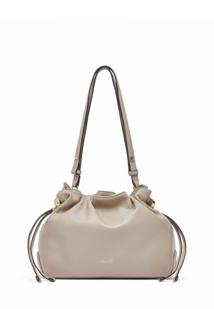 Borsa a tracolla in pelle morbida beige con parte superiore arricciata, lunghi cinturini regolabili, lati con coulisse e piccolo logo dorato "LIU JO" sul davanti.