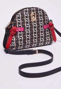 Väskor i brunt och beige mönster med röda och rosa läderdetaljer, guldbuckle och lång justerbar svart rem.