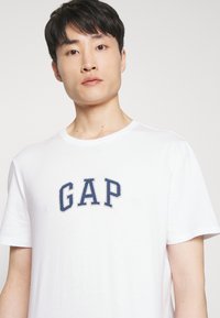 GAP NEW ARCH - Trükipildiga T-särk - optic white