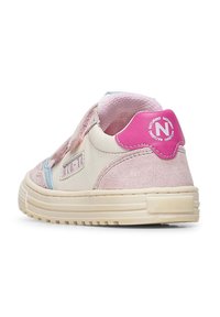 Sneaker con design in pelle crema e suede rosa. Presenta dettagli blu, un collo imbottito e una suola in gomma testurizzata. Logo sul tallone.