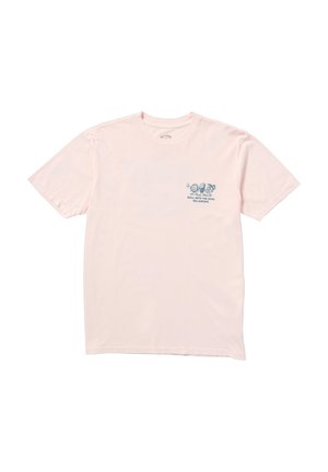 T-shirt en coton rose clair à manches courtes, avec un imprimé graphique bleu sur la zone de la poche gauche de la poitrine et un col rond.