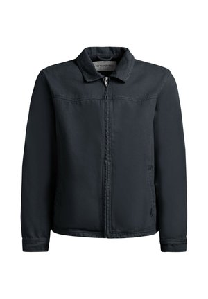 Zwarte jas met ritssluiting, kraag en lange mouwen, voorzien van zijzakken en naden over de borst en manchetten.