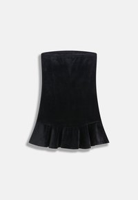 Μαύρη βελούδινη φούστα με εφαρμοστή μέση και φαρδύ βολάν στο τελείωμα, παρουσιάζεται μπροστά σε απλό φωτεινό φόντο.