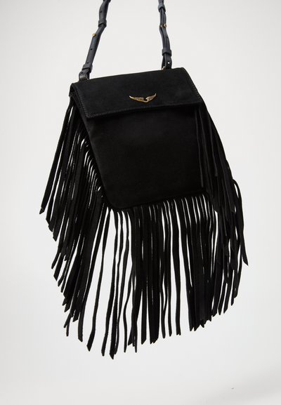 Sac à main en suede noir avec des détails à franges, fermeture à rabat structurée et un accent décoratif doré sur le dessus. Bandoulière ajustable pour plus de polyvalence.