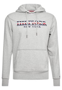 Sudadera con capucha gris que cuenta con un bolsillo tipo canguro en la parte frontal y cordones ajustables. "HILFIGER NEW YORK" bordado en azul marino y rojo en el pecho.
