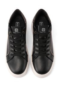 Czarne skórzane trampki z okrągłymi noskami, płaskimi sznurowadłami oraz kontrastującymi białymi podeszwami. Posiadają logo na języku i boczne akcenty.