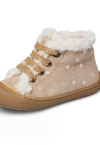 Scarpe high-top in suede beige con un morbido rivestimento bianco, lacci dorati e una suola in gomma testurizzata. Presenta motivi a forma di cuore sui lati.