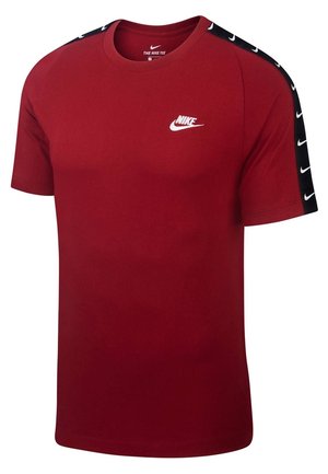 T-shirt rouge Nike avec un col rond, des manches courtes et des accents noirs ornés de logos Nike blancs le long des coutures des épaules.