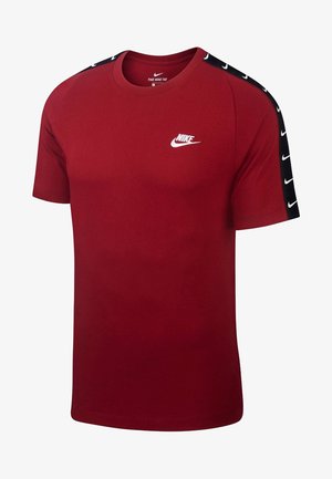 T-shirt rouge Nike avec un col rond, des manches courtes et des accents noirs ornés de logos Nike blancs le long des coutures des épaules.