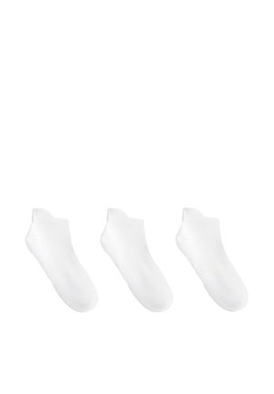 Trois paires de chaussettes basses blanches pour cheville avec un soutien de la voûte plantaire côtelé, disposées en rangée horizontale sur un fond blanc.