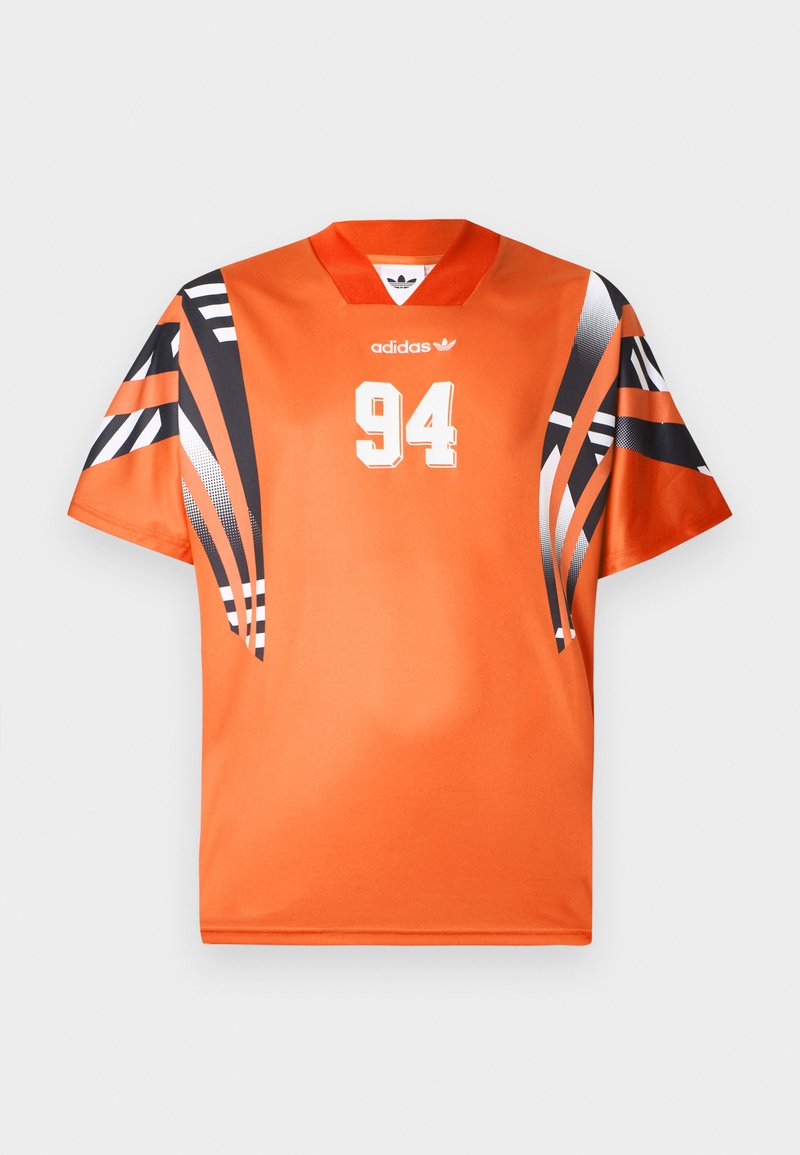 Maillot de sport orange avec des manches courtes à motif noir et blanc. Présente un "94" blanc imprimé sur le devant et un logo Adidas sur la poitrine.
