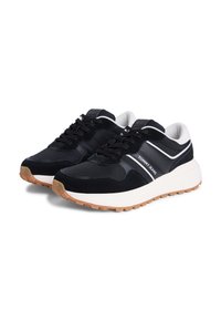 Μαύρα αθλητικά παπούτσια με υλικό από δίχτυ και σουέντ, με σόλα από καουτσούκ χρώματος τσίχλας, λευκές λεπτομέρειες και την ένδειξη "TOMMY JEANS" στην πλευρά.