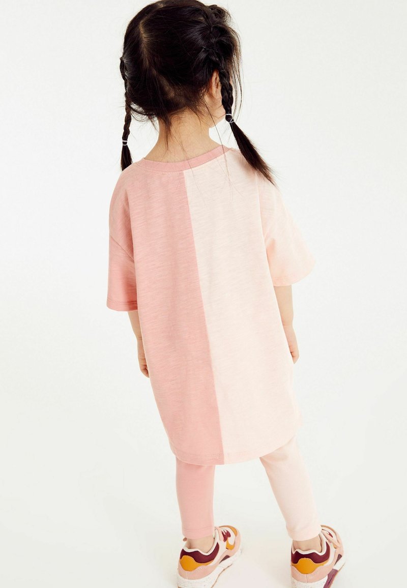 Kinder T-Shirts | Next LONGLINE T-Shirt print tonal pink colour biock/pink - PR17402 Kinder T-Shirts | Next LONGLINE T-Shirt print tonal pink colour biock/pink - PR17402