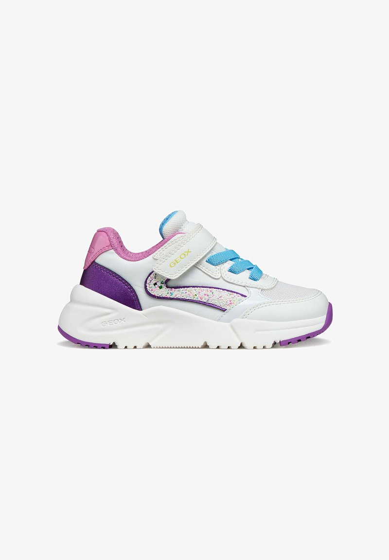 Zapatilla blanca con detalles en púrpura y rosa, con una tira de velcro, cordones azules y un diseño brillante en el lateral. Suela de goma.