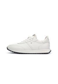 Zapatilla deportiva de cuero blanco con punta redondeada, costuras decorativas, seis ojales y suela negra, que presenta un diseño minimalista.