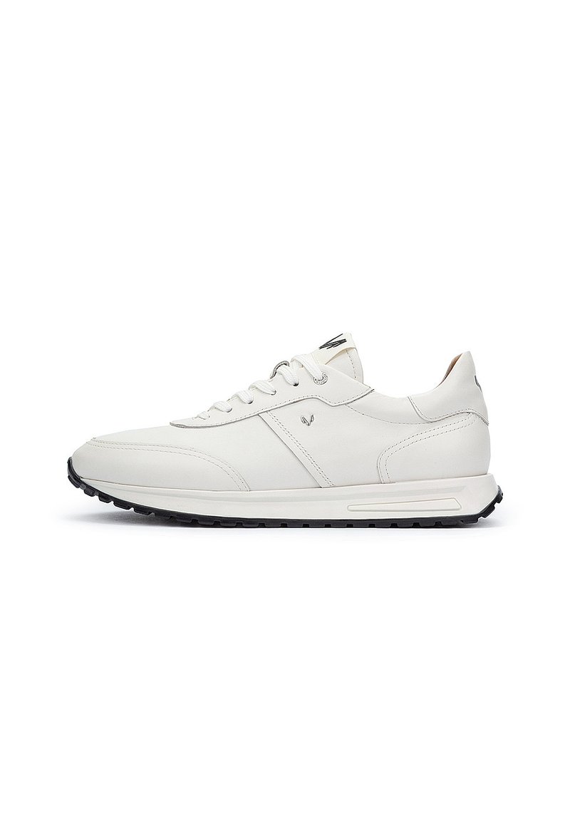 Zapatilla deportiva de cuero blanco con punta redondeada, costuras decorativas, seis ojales y suela negra, que presenta un diseño minimalista.