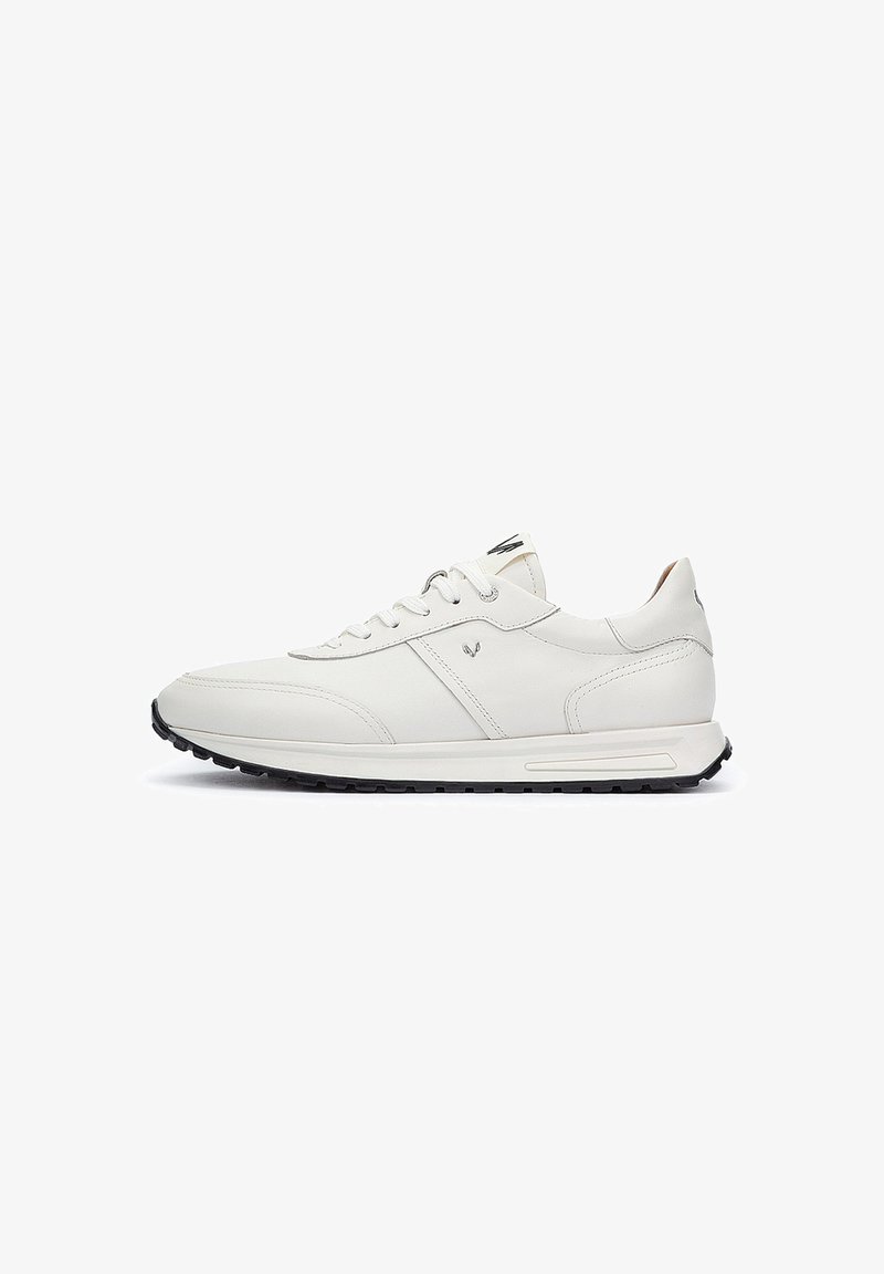 Baskets en cuir blanc avec un bout arrondi, des accents cousus, six œillets et une semelle noire, présentant un design minimaliste.