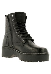 Botines negros de cordones, hechos de cuero texturizado con un patrón de piel de cocodrilo, que cuentan con un cierre lateral y suela gruesa.