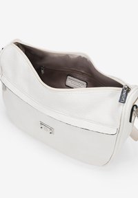 Bolsa de piel blanca tipo bandolera con un acabado texturizado, compartimento principal con cremallera, un bolsillo interior y una sutil línea de acento negra.