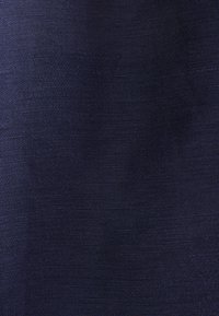 Tissu bleu marine foncé avec une texture fine et lisse et des lignes horizontales subtiles créant un motif doux et uniforme sur toute la surface.