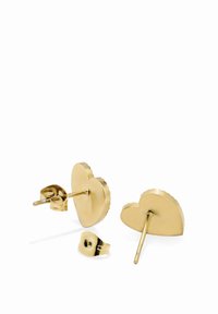 Goldene, herzförmige Ohrstecker mit strukturierter Kante und sicherem Klappverschluss, die eine glatte Oberfläche und polierte Optik aufweisen.