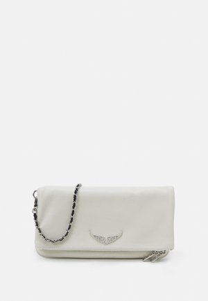 Pochette en cuir blanc avec emblème d'aile argentée et bandoulière chaîne noire et argentée, dessus plié et fermeture éclair sur fond uni.