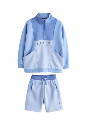 Svetlomodrá dvojdielna súprava s pulóvrom na štvrťzips so zadnými vreckami a zodpovedajúcimi šortkami so sťahovacou šnúrkou, oba kúsky značky "Baker by Ted Baker."
