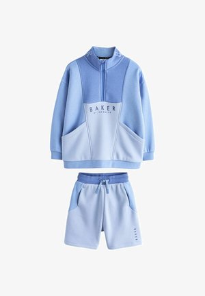 Šviesiai mėlynas dviejų dalių komplektas: ketvirtinio ilgio užtrauktuku užsegamas megztinis su priekinėmis kišenėmis ir derančios raišteliu reguliuojamos kelnaitės, abu prekės ženklo "Baker by Ted Baker".