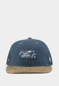 Kappe mit einer Krone aus marineblauem Stoff, einem Schild aus beigefarbenem Wildleder und einem gestickten blauen Motorradmotiv auf der Vorderseite. Mit einem Snapback-Verschluss verstellbar.