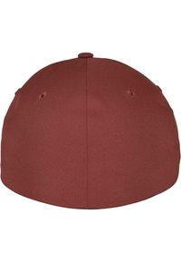 Maroon bejzbolska kapa, glatka tkanina, zaobljenog oblika, bez vidljivog loga ili detalja dizajna, s ventilacijskim rupama i gornjim dugmetom.