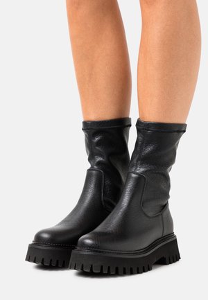 GROOV-Y - Bottines à plateau - black