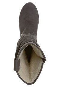 Bota de ante gris con puntera redondeada, forro interior suave y diseño de parte superior plegada. Incluye una pequeña lengüeta para facilitar el uso.