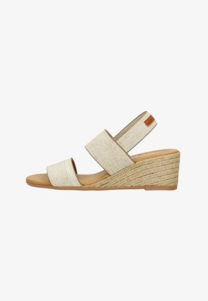 Beige Wedge-Sandal mit zwei geflochtenen Stoffriemen, offener Zehe und einem seilähnlichen geflochtenen Absatz. Verfügt über eine glatte braune Sohle und ein kleines Akzent-Tag.