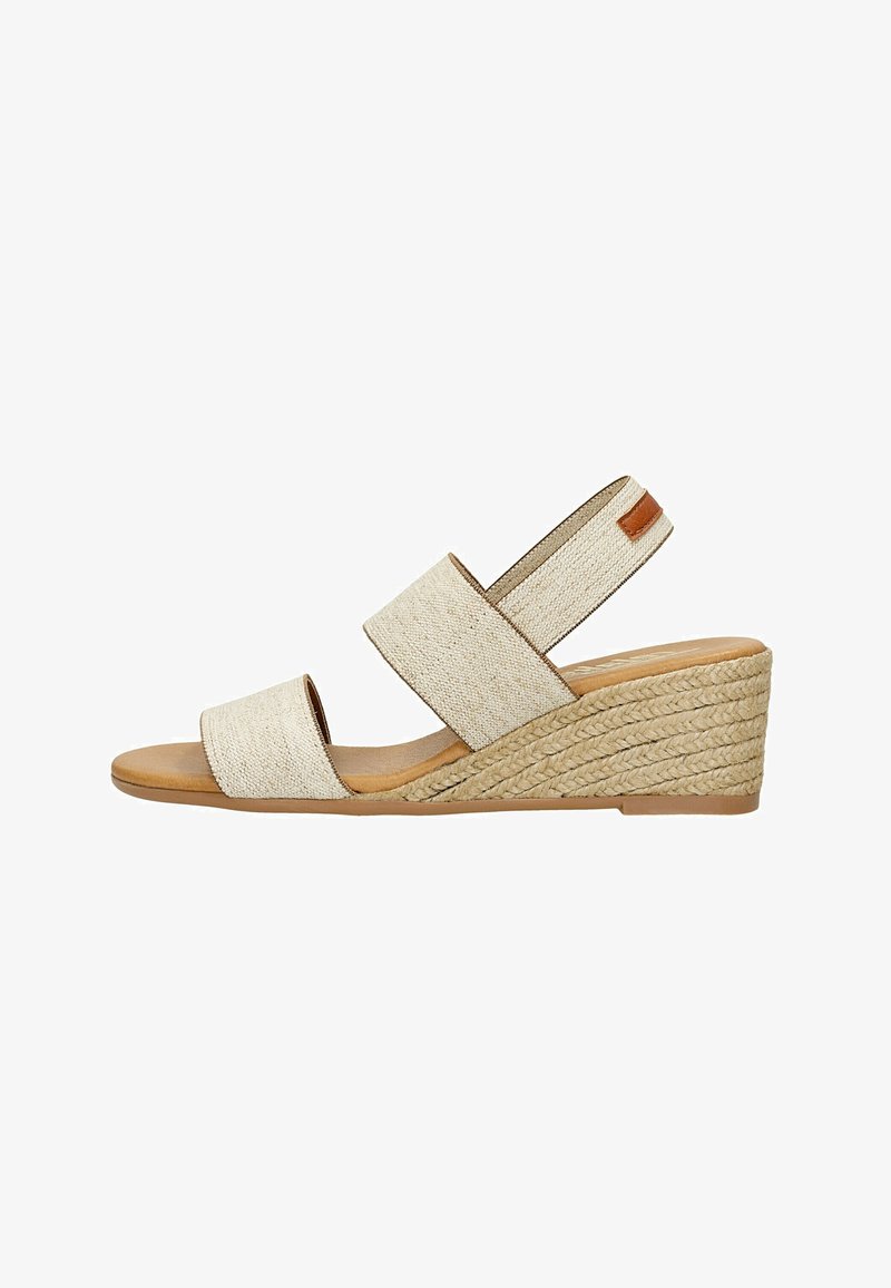Beige Wedge-Sandal mit zwei geflochtenen Stoffriemen, offener Zehe und einem seilähnlichen geflochtenen Absatz. Verfügt über eine glatte braune Sohle und ein kleines Akzent-Tag.