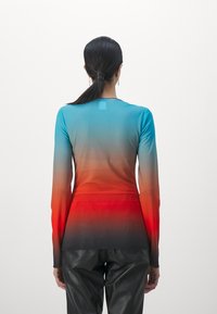 Top a maniche lunghe in tessuto gradient, che passa dal blu al rosso, con una texture liscia e una silhouette aderente. Dettagli neri sul colletto.