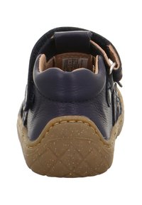 Sandale pour enfants en cuir marine avec un talon rembourré, une sangle ajustable et une semelle en caoutchouc texturé couleur tan avec un motif en forme de diamant.