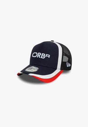Cappello navy con accenti bianchi e rossi, parte posteriore in rete, logo ricamato e visiera curva. Dotato di cinturino regolabile per una vestibilità ottimale.