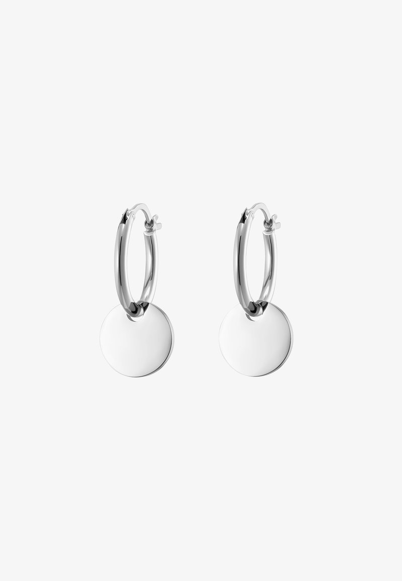 Paire de boucles d’oreilles créoles en argent, chacune avec un pendentif circulaire lisse et plat suspendu en bas de la créole.