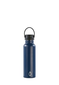 Bottiglia d'acqua in metallo blu con coperchio a vite testurizzato nero e manico flessibile, con un piccolo logo bianco vicino alla base.