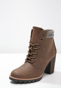 Brązowy skórzany botek za kostkę z teksturowanym szarym mankietem, sznurowanym designem, okrągłym noskiem i grubym obcasem z żłobioną podeszwą.