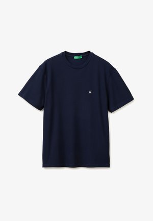 T-shirt blu navy a maniche corte con collo a girocollo e piccolo logo bianco sul petto sinistro, mostrata su sfondo bianco.