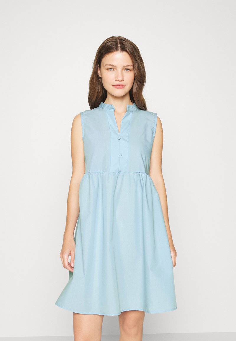 Vestido sem mangas de um azul claro com botões na parte da frente, decote com babados e saia rodada, feito de um tecido suave e liso.