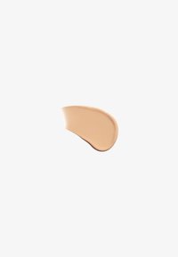Fond de teint liquide de teinte beige, texture lisse et fini semi-mat avec une forme courbée et abstraite sur fond blanc.