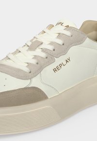 Λευκό και μπεζ sneaker Replay με λεπτομέρειες από σουέτ, λευκά κορδόνια και παχύ υφασμάτινο πέλμα, που δείχνει πλάγια και από επάνω θέα.