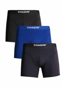 Három pár boxer alsónemű fekete, sötétkék és világoskék színben; puha anyagból készült, elasztikus derékpánttal, amelyen a "CHASIN'" felirat található, és testhezálló fazonnal.