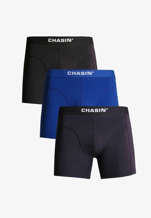 Három pár boxer alsónemű fekete, sötétkék és világoskék színben; puha anyagból készült, elasztikus derékpánttal, amelyen a "CHASIN'" felirat található, és testhezálló fazonnal.