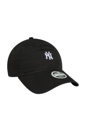 Schwarze Baseballmütze mit gesticktem weißem NY-Logo, aus Baumwolle, mit gebogenem Schirm und einem Etikett auf der Innenseite, das Größen- und Markendetails enthält.