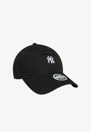 Zwarte baseballpet met geborduurd wit NY-logo, van katoenmateriaal, met een gebogen rand en een label aan de onderkant met maat- en merkdetails.