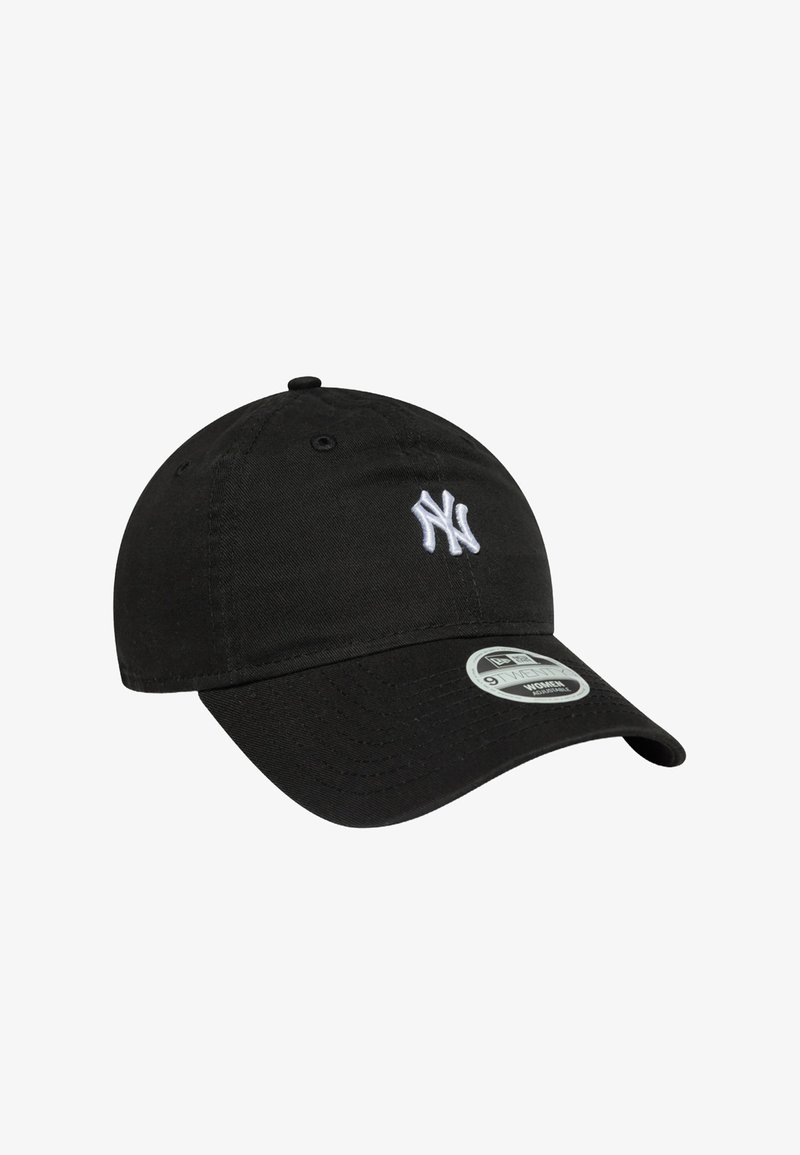 Schwarze Baseballmütze mit gesticktem weißem NY-Logo, aus Baumwolle, mit gebogenem Schirm und einem Etikett auf der Innenseite, das Größen- und Markendetails enthält.