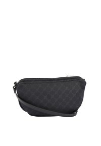Borsa a tracolla nera in tessuto con una texture liscia, forma curva, chiusura con zip e un sottile motivo circolare, dotata di una tracolla regolabile.